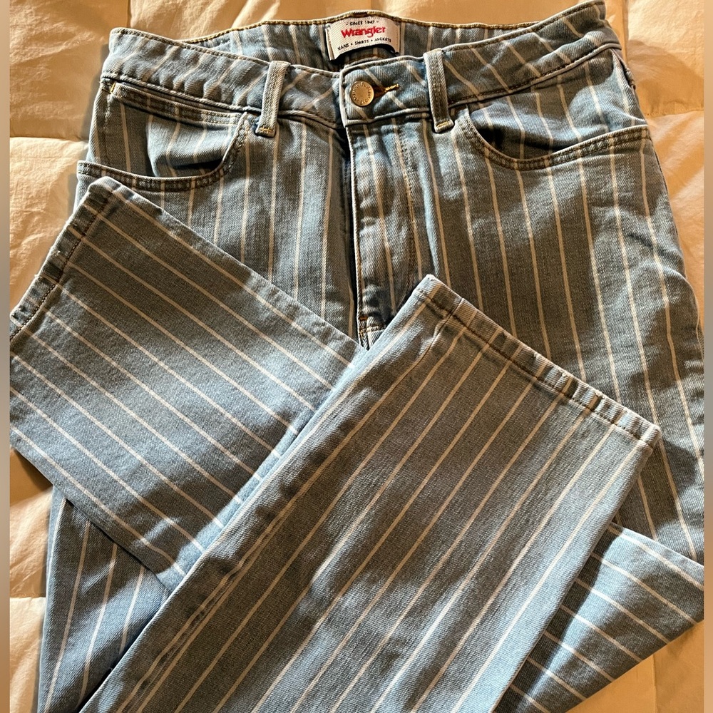 Wrangler High Rise Rodeo Straight crop, size 8, excellent condition.